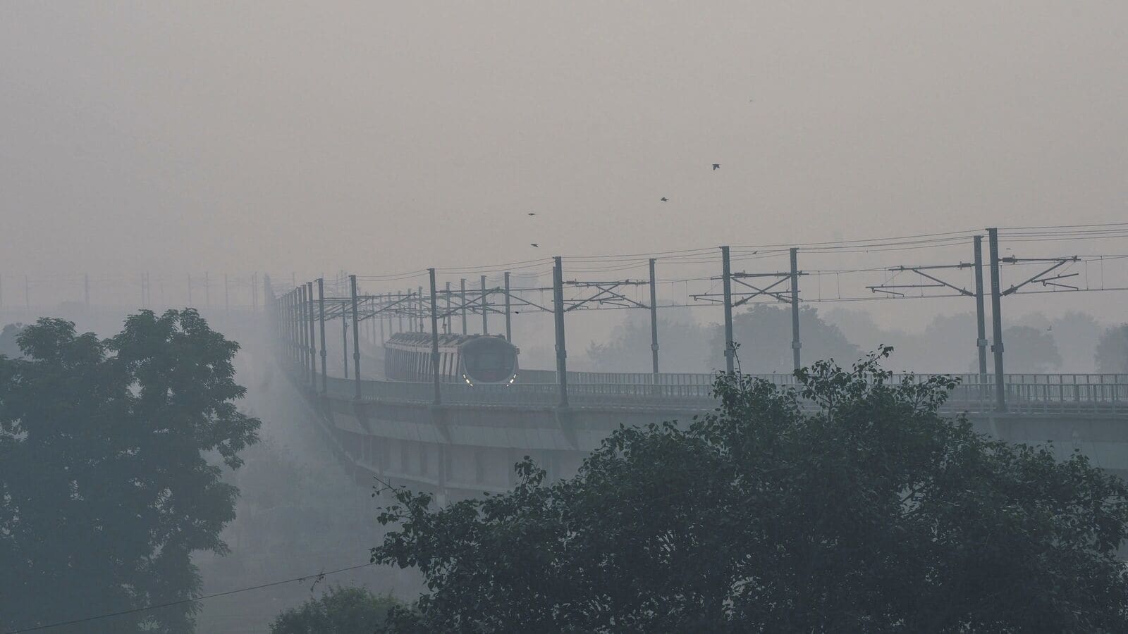 Delhi air pollution: From Anand Vihar to Kalkaji AQI ‘very poor’ at 385, smog descends over capital | Watch videos